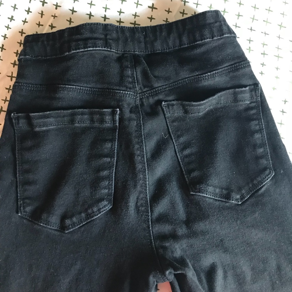 Black skinny jeans with ripped knee